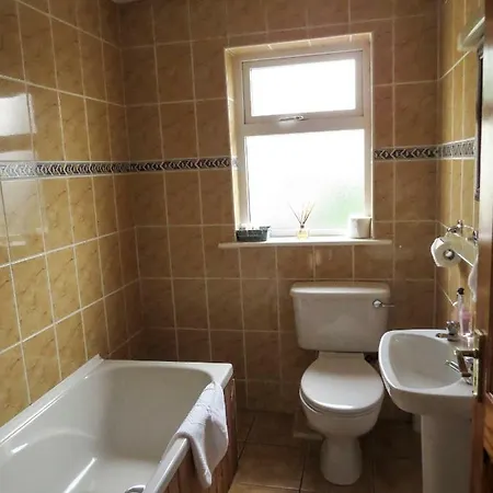 Guest house ♣ Center Of Town 3br House ♣ Free Parking Killarney